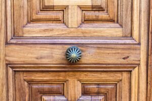 Middle door knob