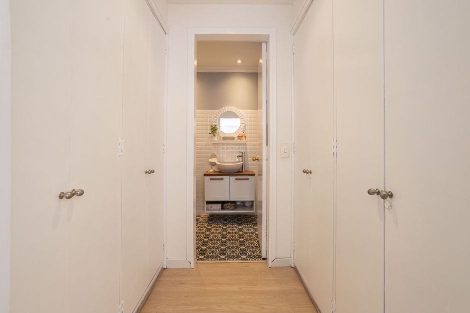 White closet doors with round knobs