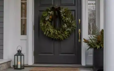 15 Winter Wreaths for Front Door With a Rich Layered Look